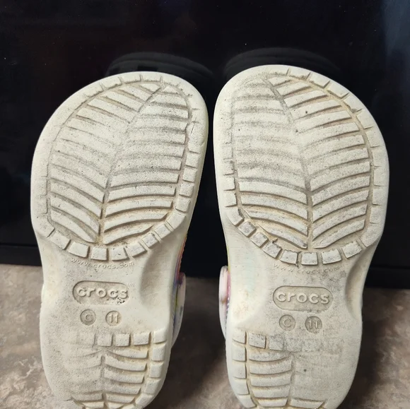 CROCS White Slippers with Classic Comfort Design - Picture 5 of 8